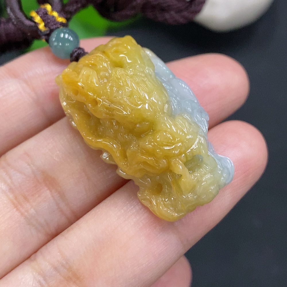 F30528707 Jadeitedragon head pendant with cord, total weight approx. 15.8g (Color origin undetermined)