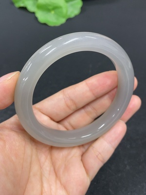 H41905445 和田玉正圈手镯    圈口57.6   货品总重约55.8g