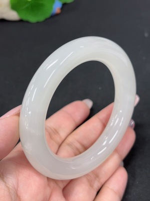 H46521259 和田玉圆条手镯 圈口55.4-56 货品总重约72.7g