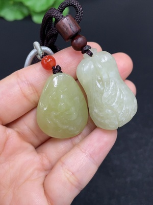 H46559340 和田玉挂件   莲花  白菜   货品总重约（含绳）31.4g    配珠非和田玉