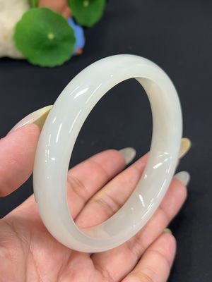 H42979428 和田玉正圈手镯 圈口68.1 货品总重约69.4g