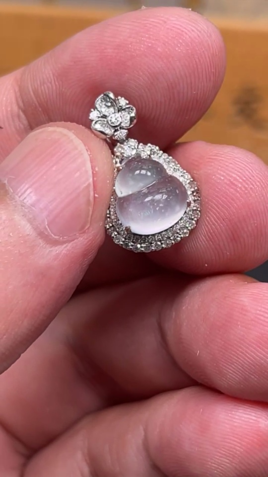 F32800255 Jadeite Inlaid Calabash Pendant with 18K Gold and Diamond Accents, Total Weight Approx. 2.358g