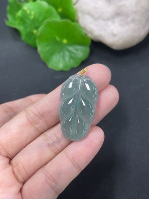 F46485585 翡翠挂件叶子 18k 货品总约重2.73g