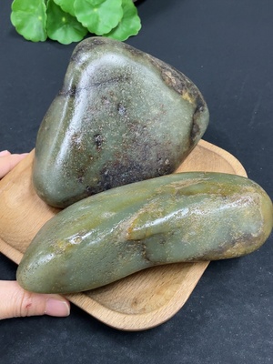 H43192794 和田玉    货品总重约1.13kg    皮色成因未定    含其他矿物成份