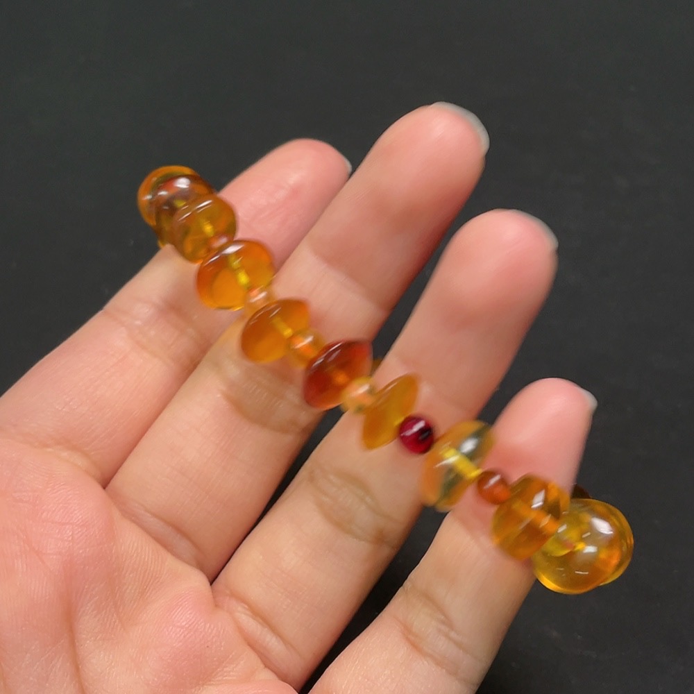 C26983515 Amber and Beeswax Bracelet, Total Weight Approx. 8.26g, Size 4.9-10.9mm