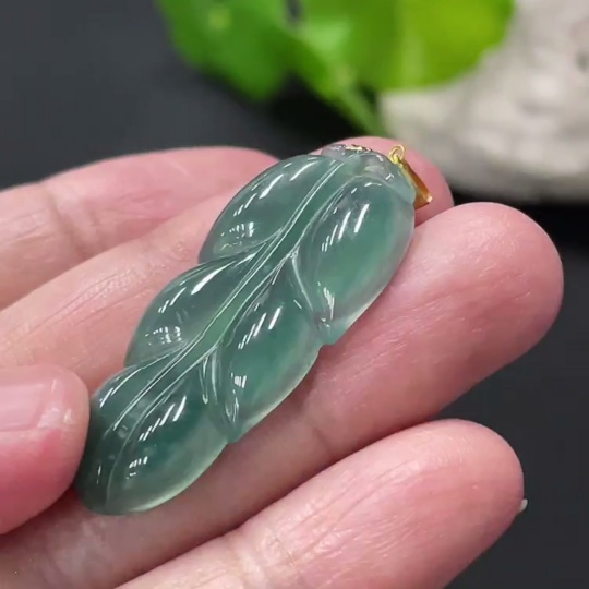 F34999359 Jadeite Leaf Pendant with 18K Gold Clasp, Total Weight Approx. 4.7g