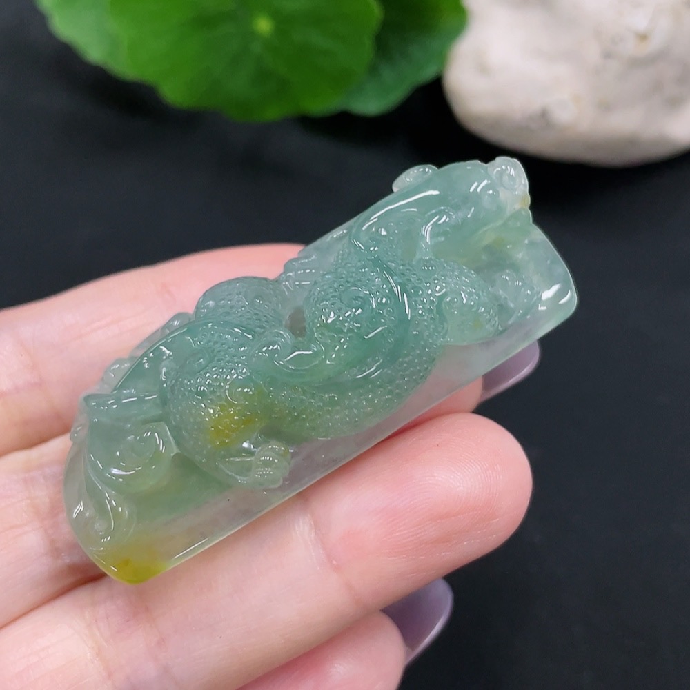 F34966674 Jadeite pendant with a total weight of approximately 25.7 grams (color origin of the yellow part undetermined)