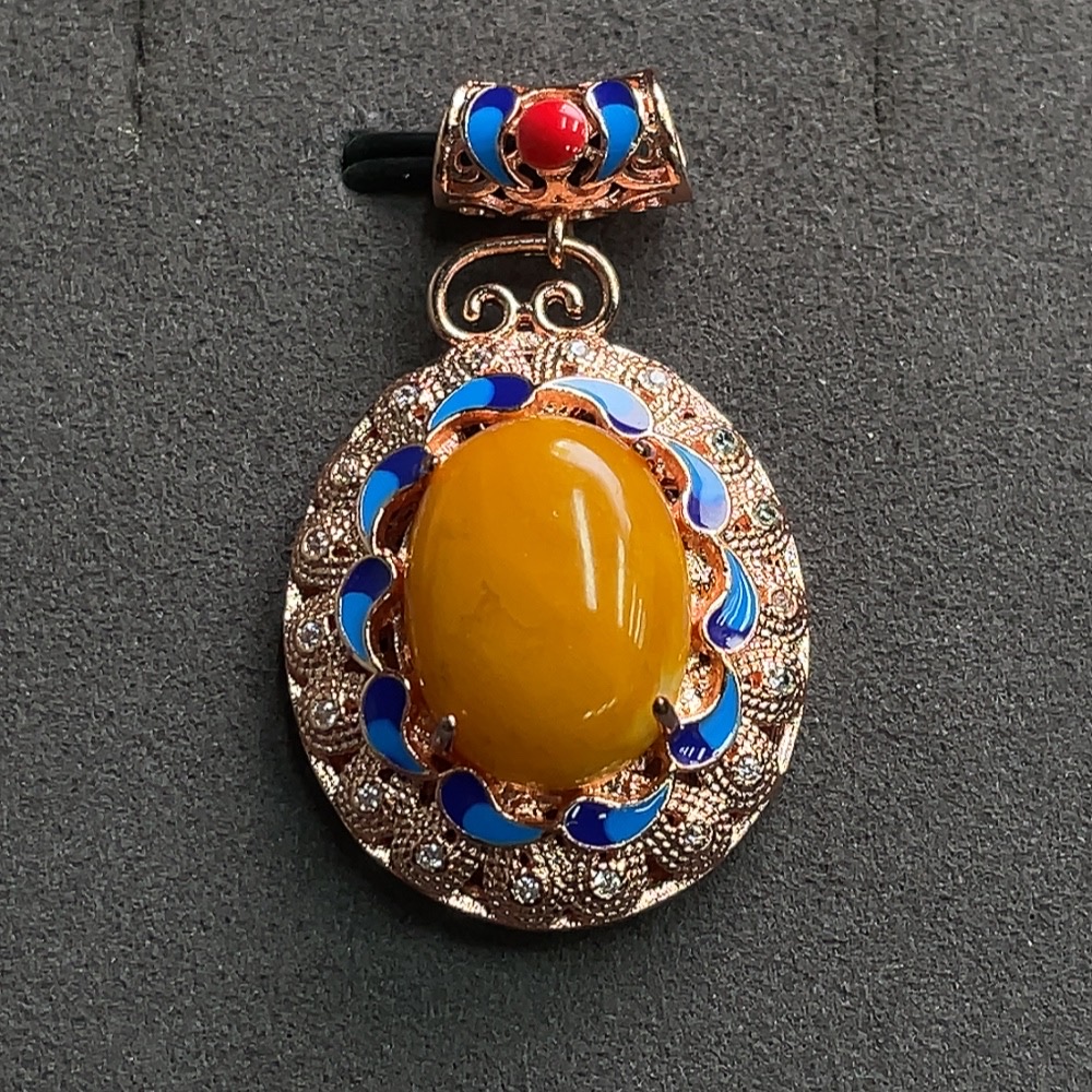 C15571325 Amber and Beeswax Inlaid Pendant, Non-Gold Setting, Total Weight Approx. 7.37g