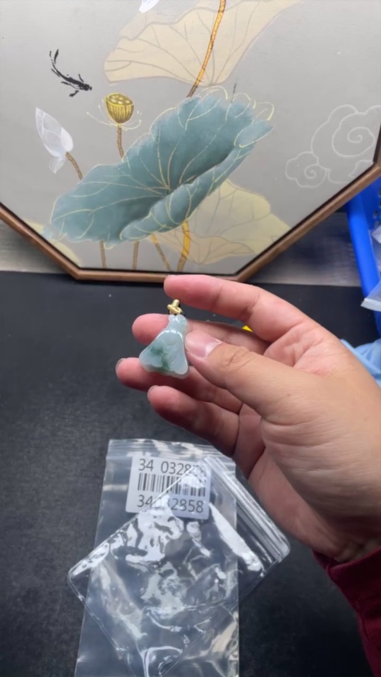 F34032858 Jadeite Pendant Total Weight About 16.7g (Including Rope Weight)