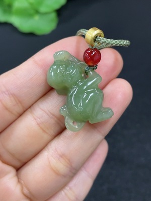 H46559267 和田玉挂件    灵猴    货品总重约（含绳）9.7g