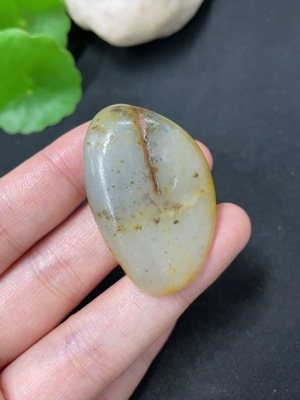 H41920250 和田玉 皮色成因未定   货品总重约21.1g
