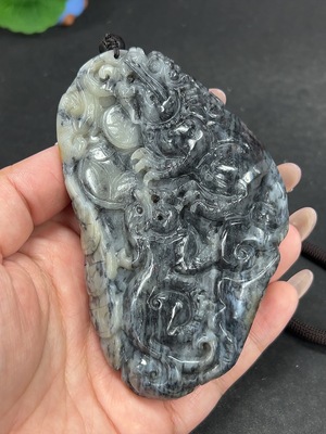 H41922947 和田玉手把件 瑞兽 货品总重约[含绳]354.3g 皮色成因未定 含其他矿物成分