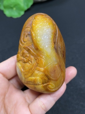 H46558406 和田玉手把件   守护神    货品总重约 196.7g     皮色成因未定 含其他矿物成份
