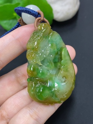 F46557573 翡翠挂件 货品总重约63.95g 配珠非A 颜色成因未定
