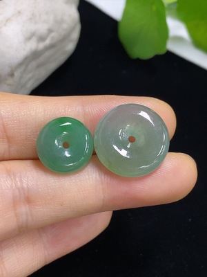F42978333 翡翠平安扣挂件 一手走 货品总重约4.4克