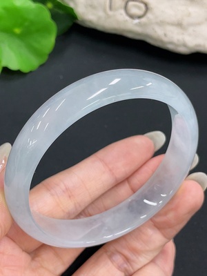 F42969954 翡翠正圈手镯 货品总重约42.04g  圈口58.8