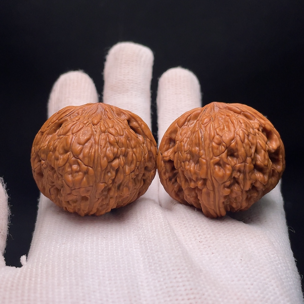 W34988942 Walnut Total weight approx. 31.85g Size approx. 37.2mm