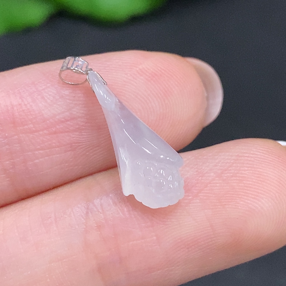 F34002641 Jadeite Magnolia Pendant with 18K Gold Clasp, Total Weight Approx. 0.8g