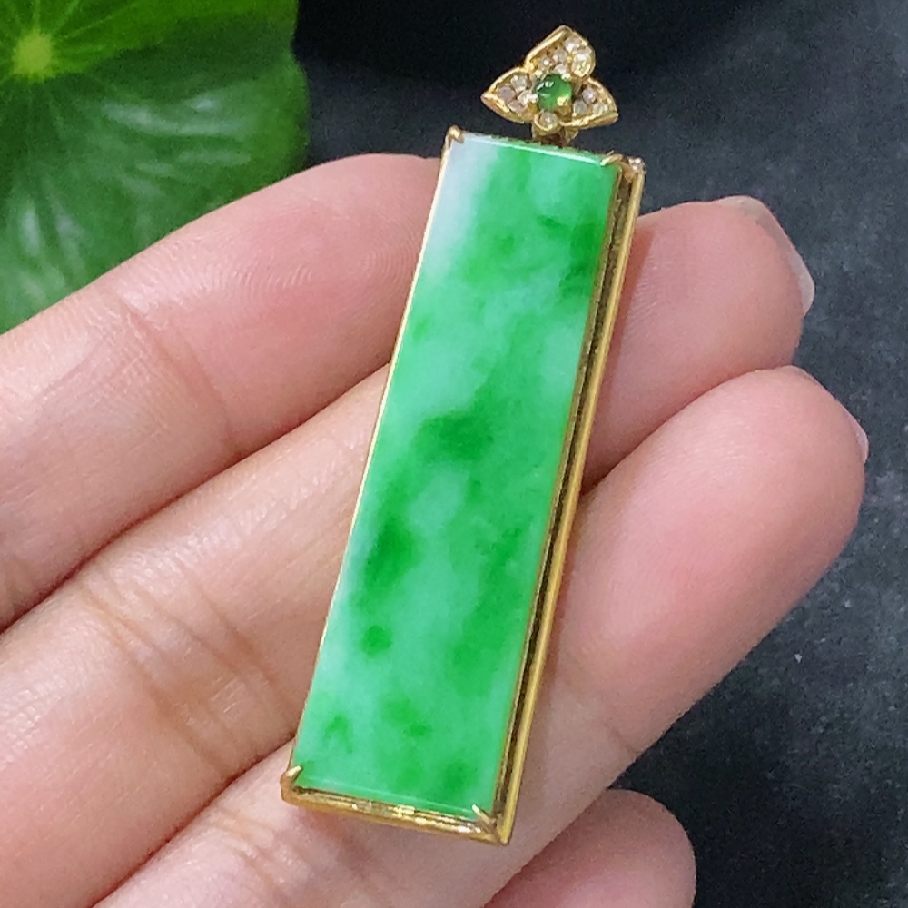 F34977061 Jadeite Plain Pendant with 18K Gold and Diamond Accents, Total Weight Approximately 4.48g