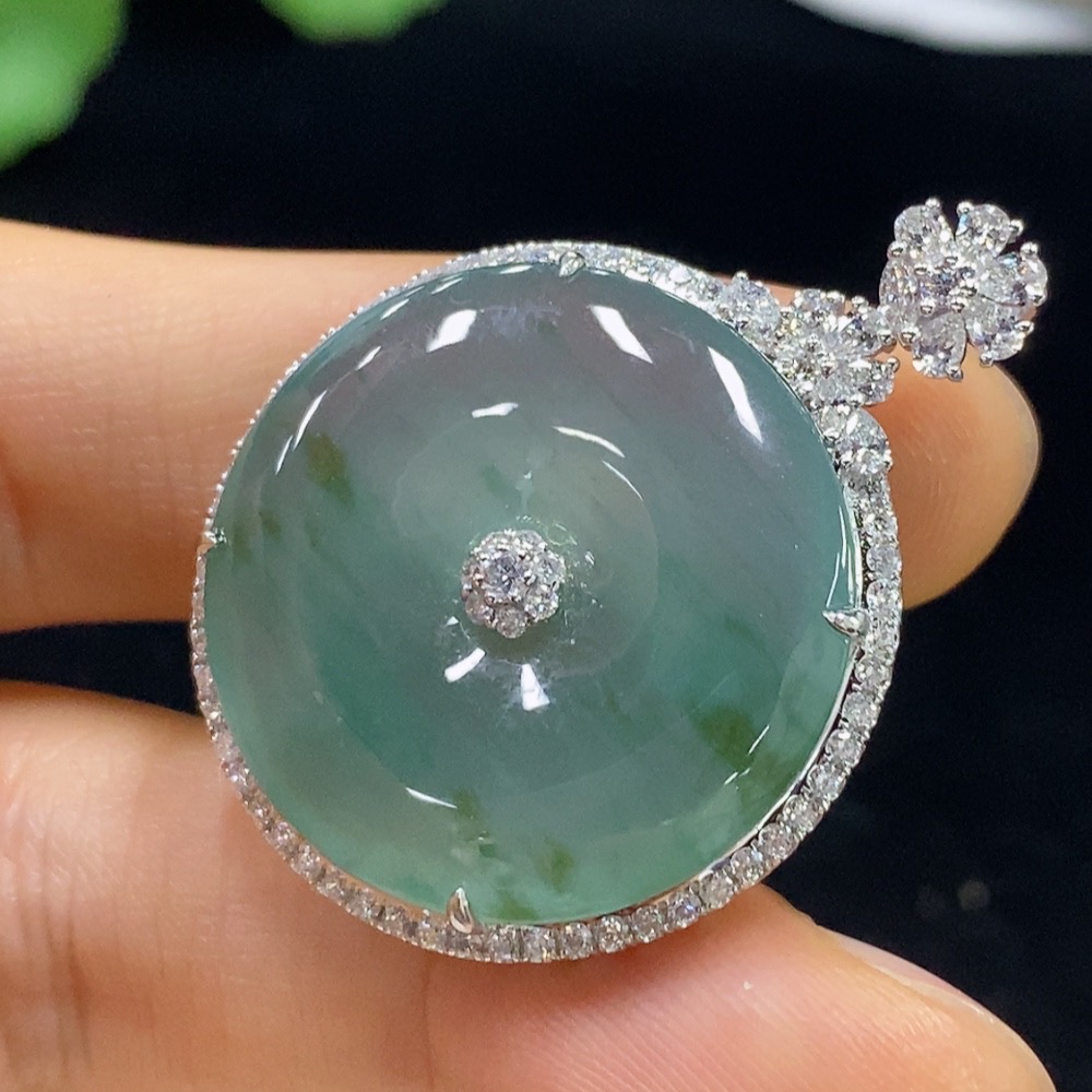 F35137157 Jadeite Peace Knot Pendant Set in 18k Gold with Diamond Accents, Total Weight Approximately 8.75g