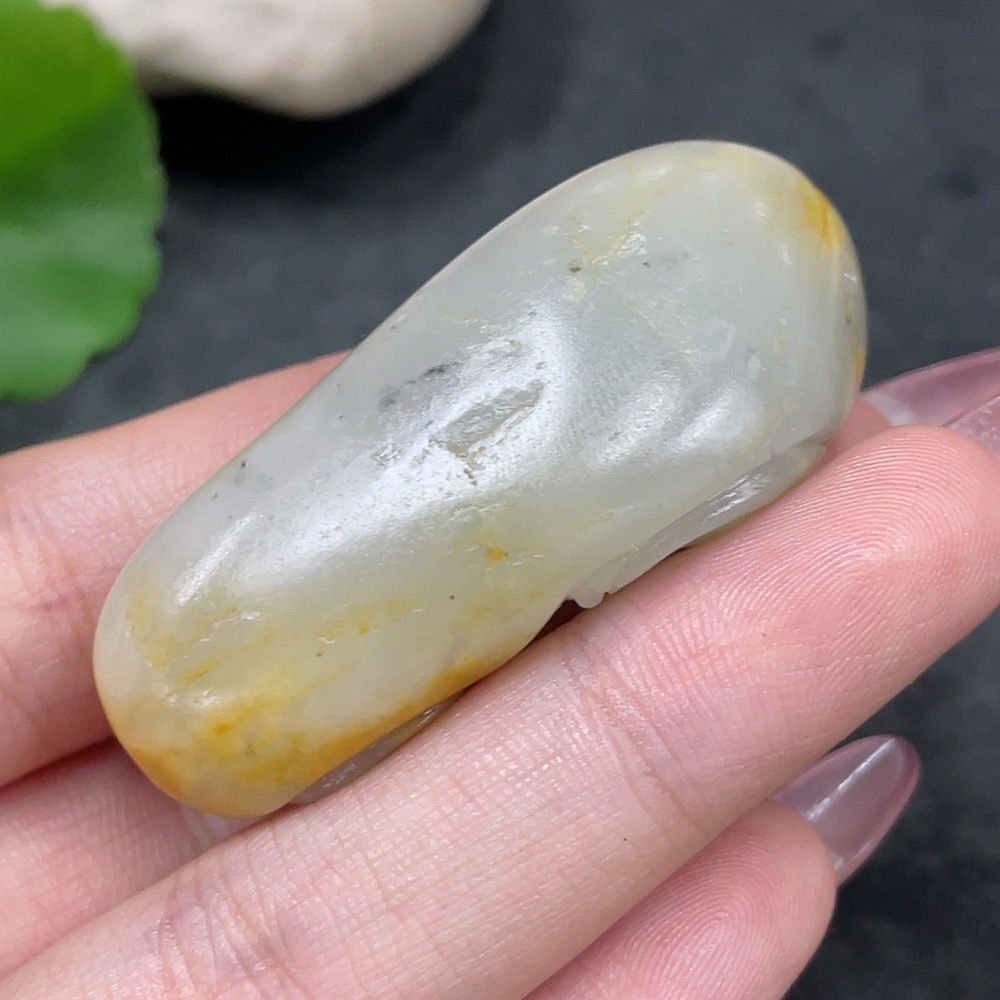 H33944357 Hetian Jade Pendant - Auspicious Beast, undetermined skin color origin, contains other mineral components, total weight approx. 31.6g