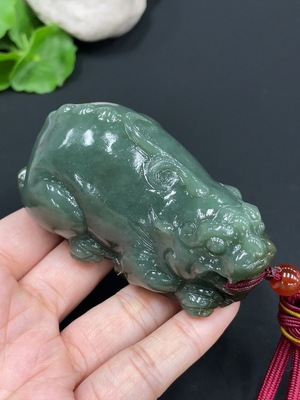 H27072238 和田玉手把件 貔貅       货品总重约（含绳）205.6g