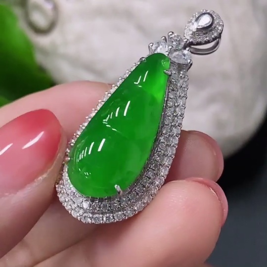 F16796821 Jadeite Bean Inlaid Pendant with 18K Gold Setting, Total Weight Approx. 9g