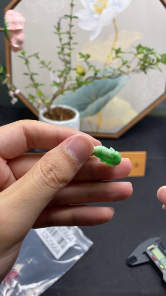 F32820664 Jadeite Cabbage Pendant with 18K Gold Clasp, Total Weight Approx. 2.47g