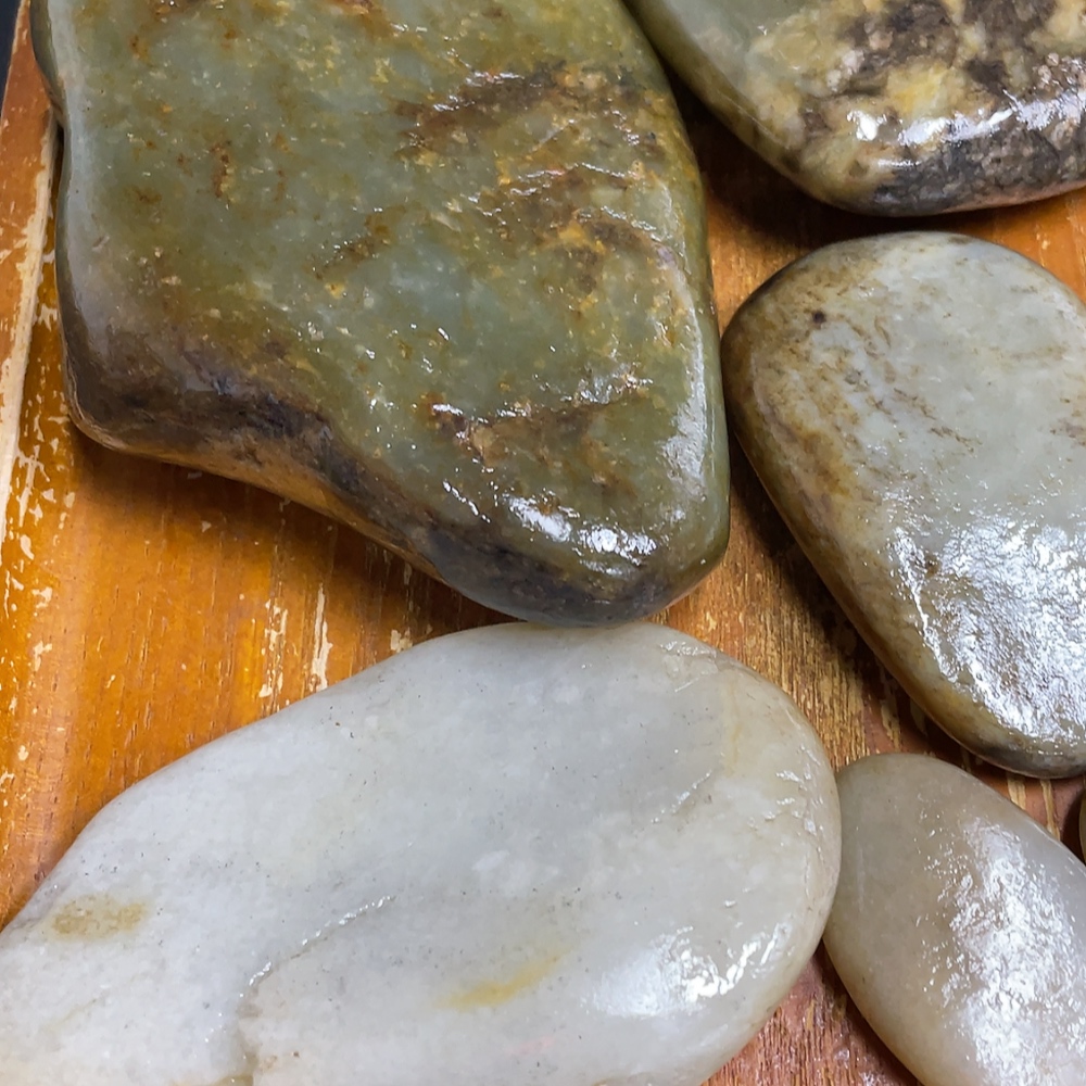 H33863225 Hetian Jade, containing other mineral components, undetermined cause of skin color, total product weight approximately 1.05kg