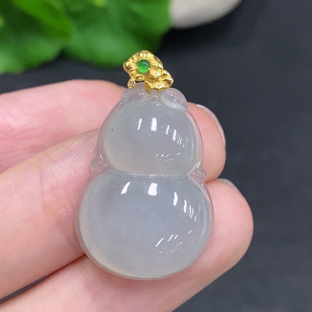 F34961550 Jadeite Gourd Pendant with 18K Gold Clasp, Total Weight Approximately 4.2g