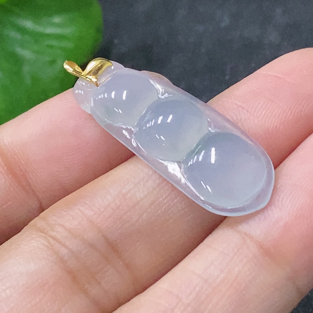 F33930288 Jadeite Lucky Bean Pendant with 18K Gold Clasp, Total Weight Approx. 2g