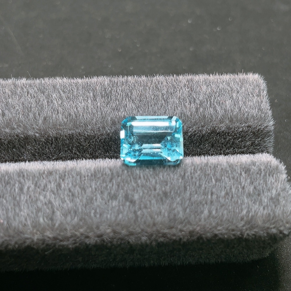 C32765769 Topaz Rough Stone, Color Origin Undetermined, Total Weight Approximately 6.50 Carats