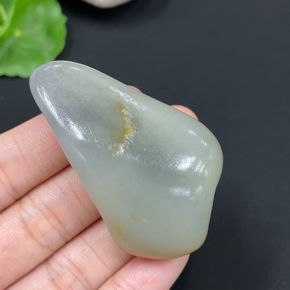 H27106745 Hetian Jade, undetermined origin of skin color, containing other mineral components, total weight approximately 49g