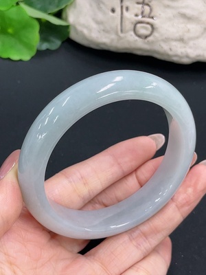 F42971020 翡翠正圈手镯 货品总重约68.88g  圈口58.7