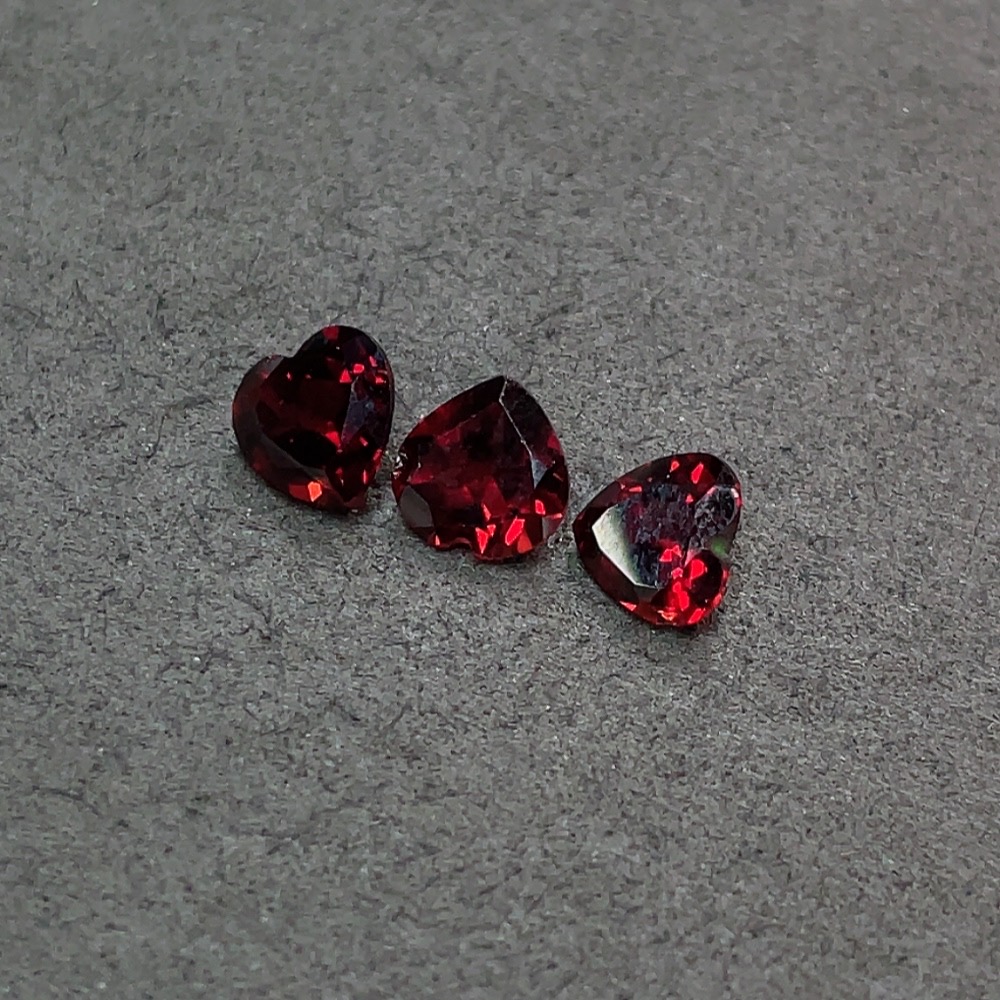 C32784984 Garnet Rough Stone Total Weight Approx. 6.315 Carats Sold as One Lot
