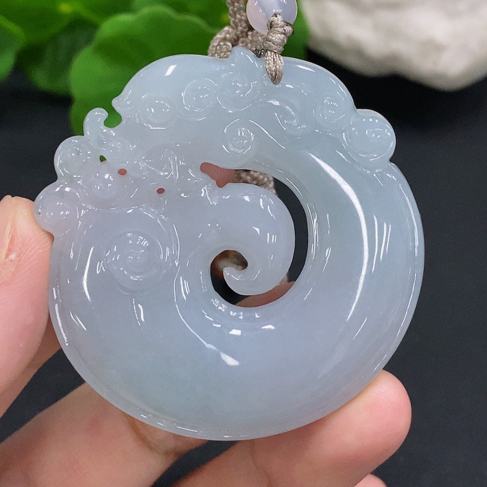 F31686127 Jadeitependant with a total weight of approximately 37.6g (accompanying beads non-A)