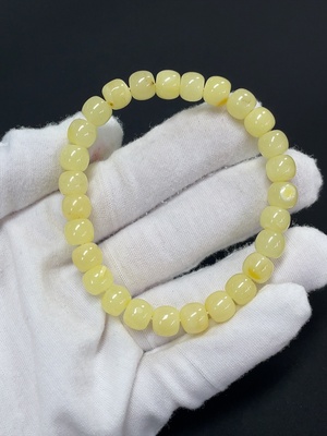 C46539643 琥珀蜜蜡手串  货品总重约7.85克 卡8mm左右