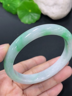 F41906640 翡翠贵妃手镯 圈口57/49.5mm 货品总约重40.65g