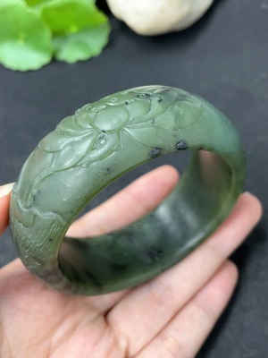 H46575180 和田玉碧玉雕花手镯 圈口55.6   货品总重约105.7g 皮色成因未定 含其他矿物成分