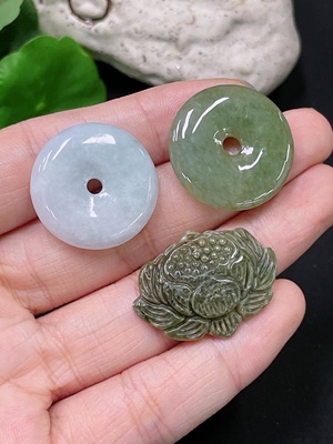 F33892349 Jadeite Pendant Sell as a Lot