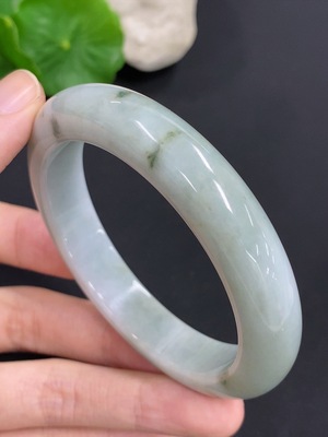 F46555770 翡翠正圈手镯 货品总重量约60.7克 圈口56.7 含少量有色抛光粉