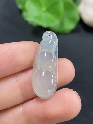F46572581 翡翠福豆挂件 货品总重约2.2克