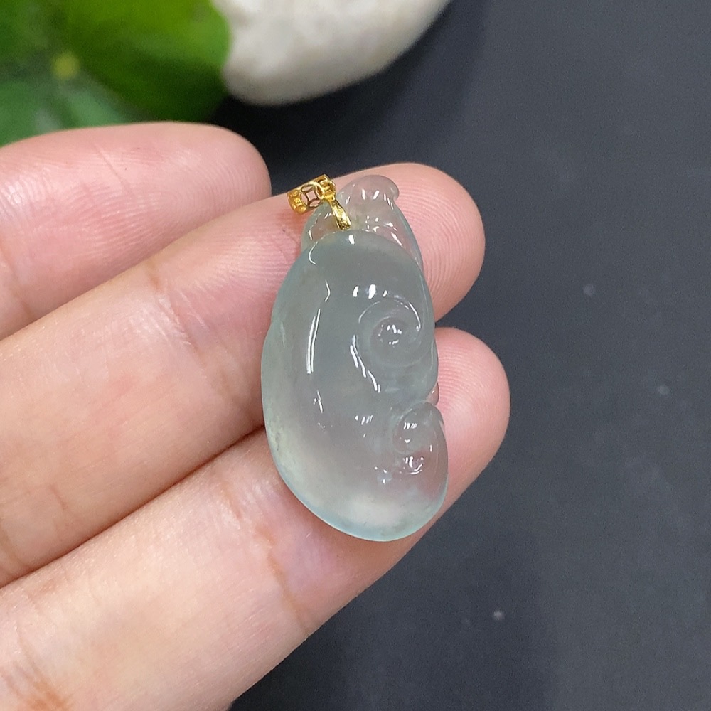 F19094840 Jadeite Ruyi Pendant with 18K Gold Clasp, Total Weight 3.848g
