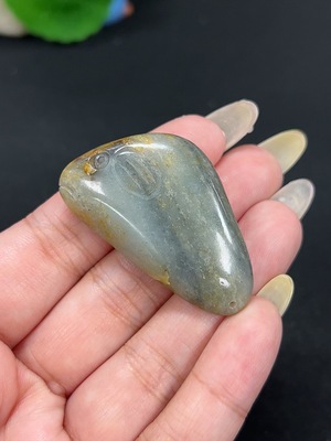 H42980328 和田玉挂件 年年有余 货品总重约23.3g 皮色成因未定