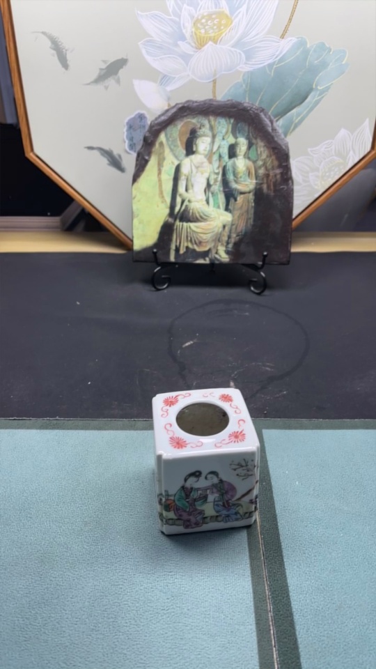 W33937587 Porcelain, Mint Condition, Modern Painted Figural Covered Box, Size as per Actual Item