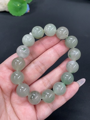 H39574757 非洲翠(独龙玉)手串 卡13.8mm左右 货品总重约59.6g