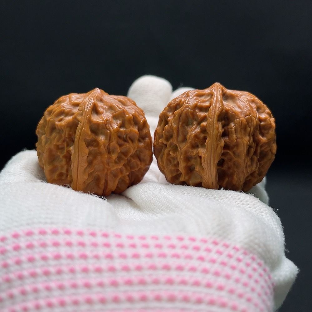 W34993549 Walnut Total weight approx. 33.6g Size approx. 39.9mm