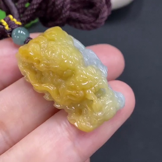 F30528707 Jadeitedragon head pendant with cord, total weight approx. 15.8g (Color origin undetermined)