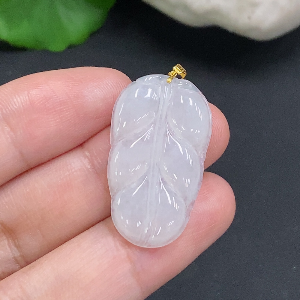 F34049829 Jadeite Leaf Pendant with 18K Gold Clasp, Total Weight Approximately 3.2g