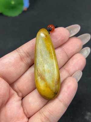 H41946182 和田玉挂件  皮色成因未定 货品总重约[含绳]25.5g